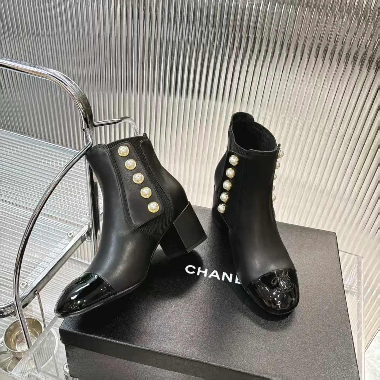 👟👟Ex-factory price 680👟👟 (top version) 𝗖𝗛𝗔𝗡𝗘𝗟𝟐5 years of Chanel𝐅𝐖Must-have for autumn and winter rhombus motorcycle boots Martin boots Xiaoxiangjia's super classic motorcycle boots sweet and cool shape can easily increase the height of the foot and elongate the legs. It is fashionable and fashionable with pearls One-to-one reproduction of the original 👟Material: First-layer cowhide ▪️Heel height: 6.5𝐜𝐦 ▪️Lining: sheepskin ▫️𝐒𝐢𝐳𝐞:𝟑𝟓-𝟒𝟏𝐌(𝟒𝟎, 𝟒𝟏 customization is not returnable) ▪️Sole: original 1:1 molded leather outsole ▫️Color: black, white, apricot (three colors included) ▪️Combined with original full set of packaging📦